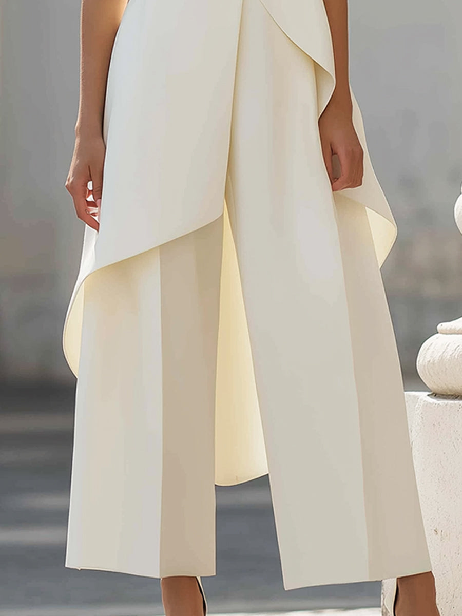Combinaison femme élégante à col montant et coupe asymétrique