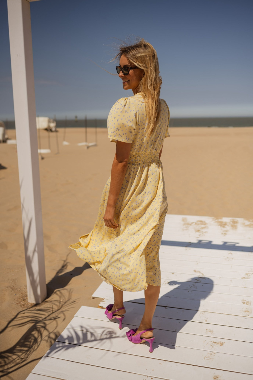 Robe femme midi à imprimé floral avec col V et coupe cintrée