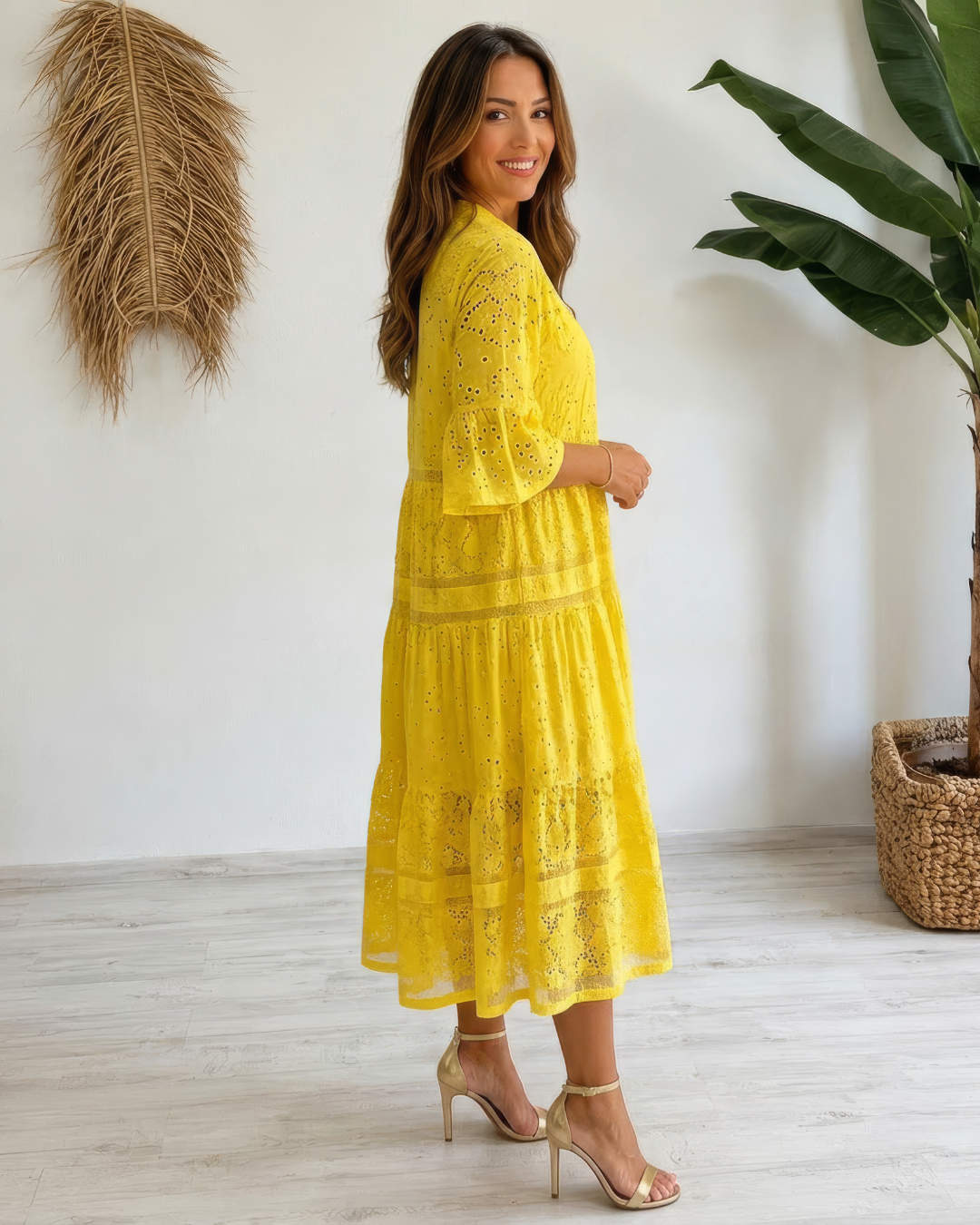 Robe midi femme en dentelle ajourée avec boutons et manches volantées