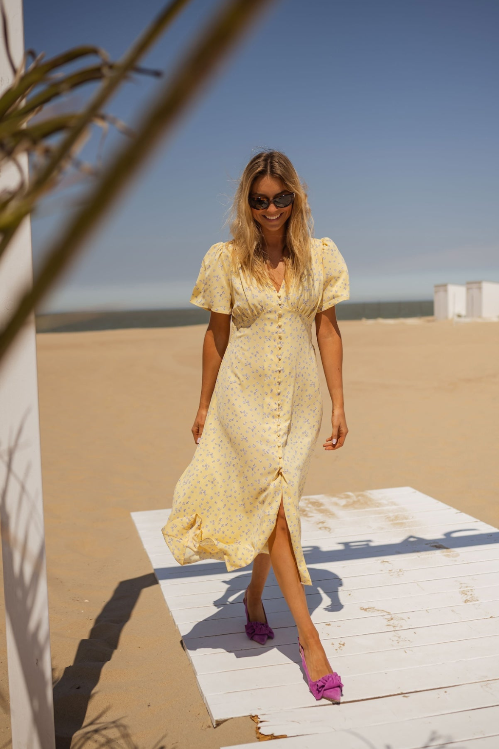 Robe femme midi à imprimé floral avec col V et coupe cintrée