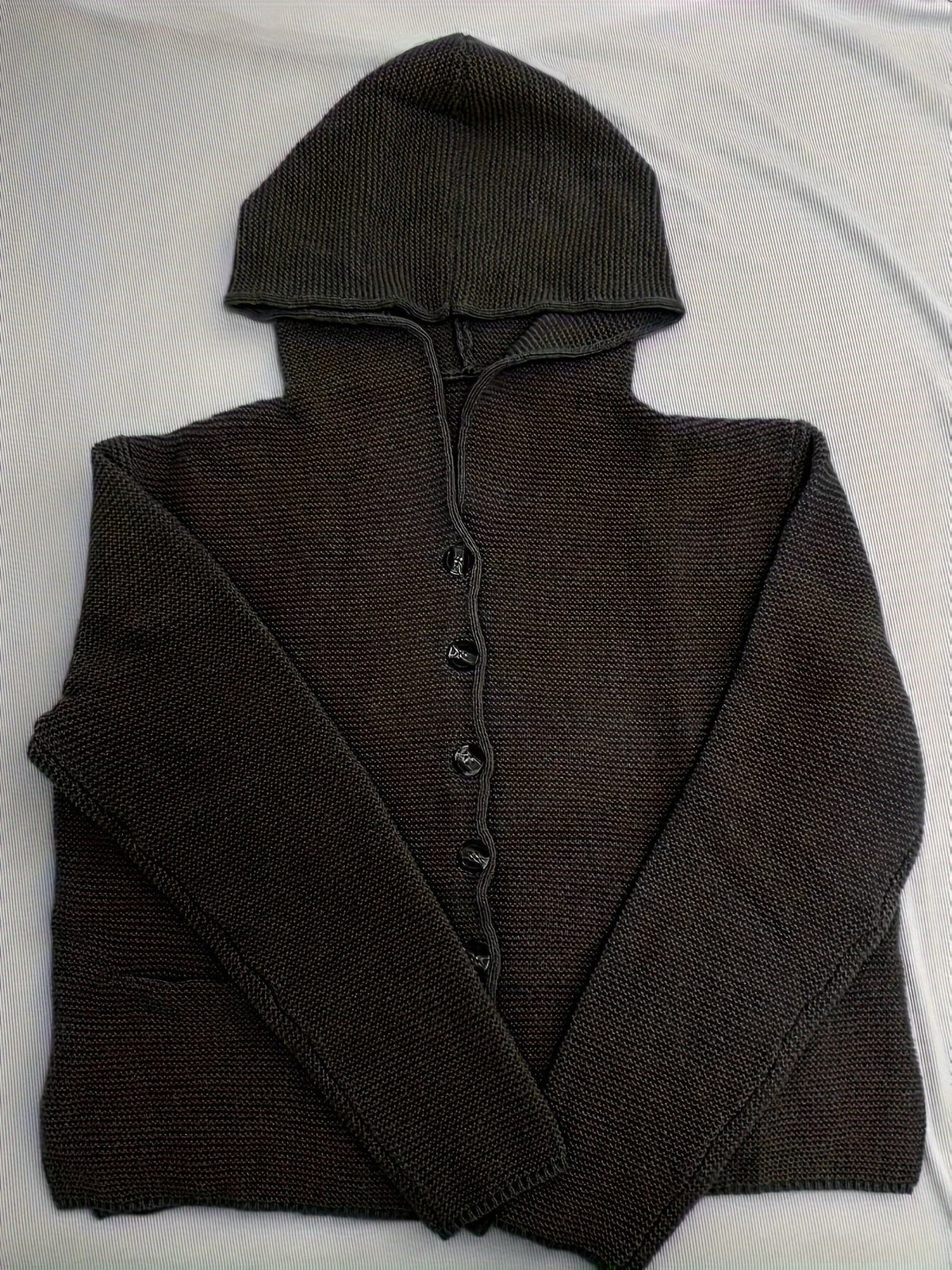 Cardigan femme en grosse maille à capuche et boutons