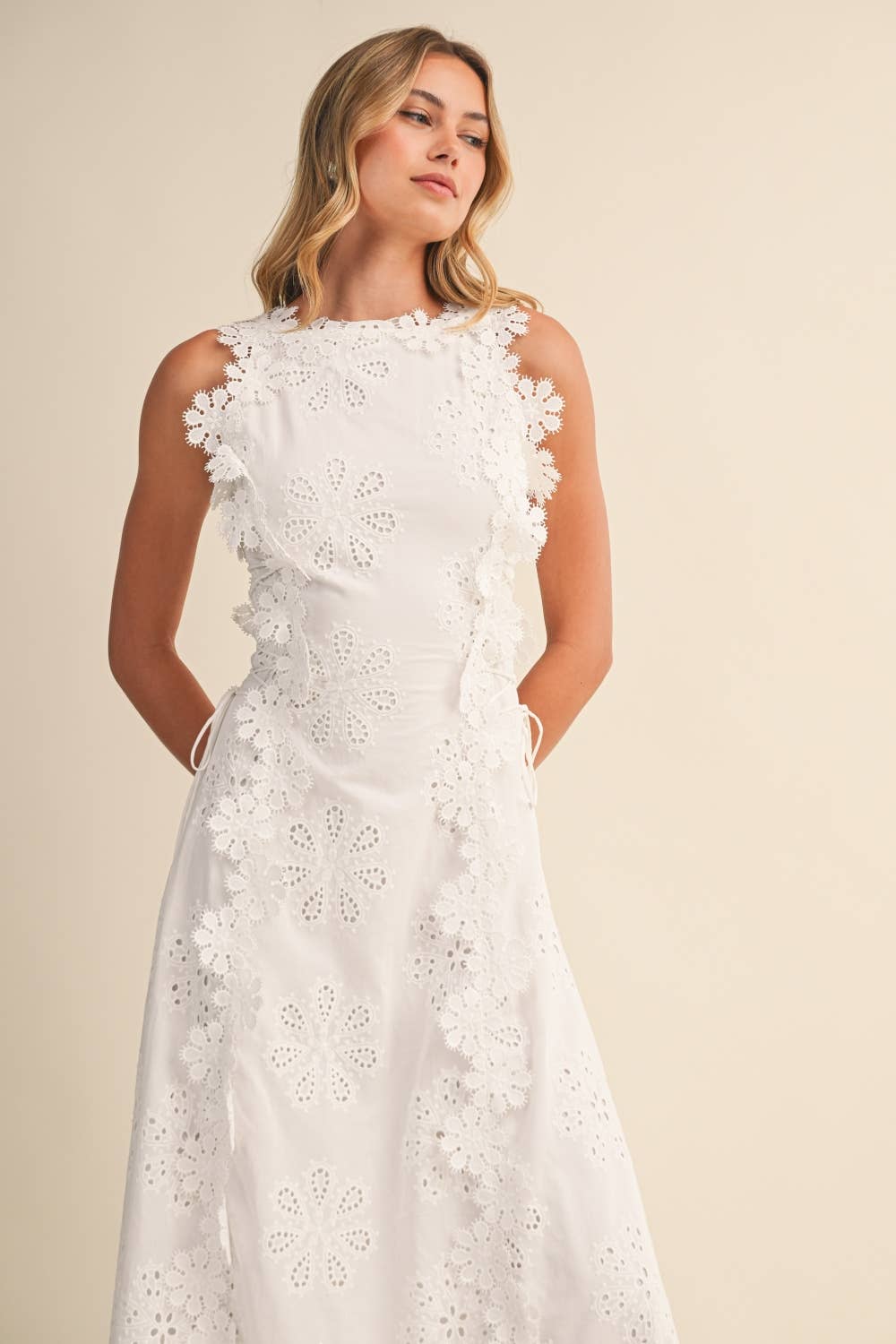 Robe maxi femme brodée à fleurs avec dentelle élégante et coupe fluide