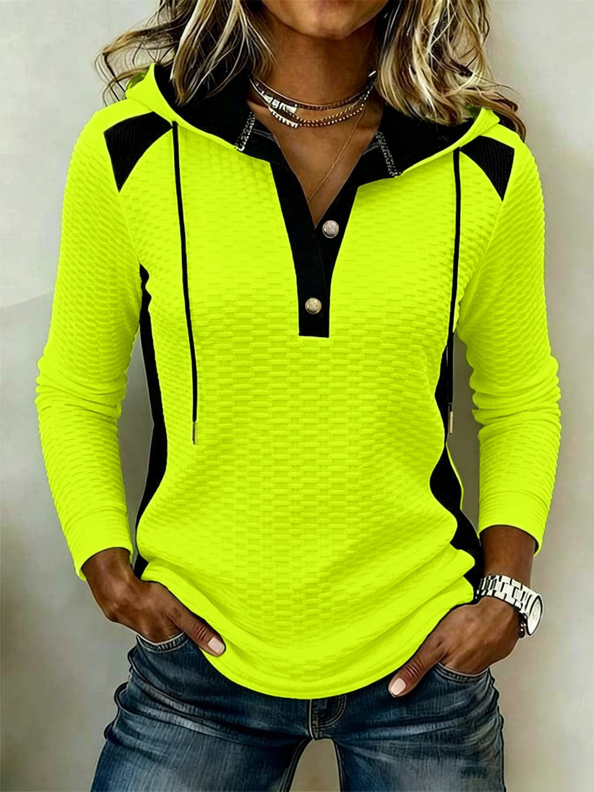 Haut femme texturé à capuche avec détails contrastés