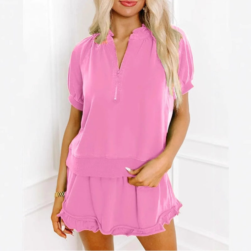 Ensemble femme deux pièces avec haut zippé et short à volants