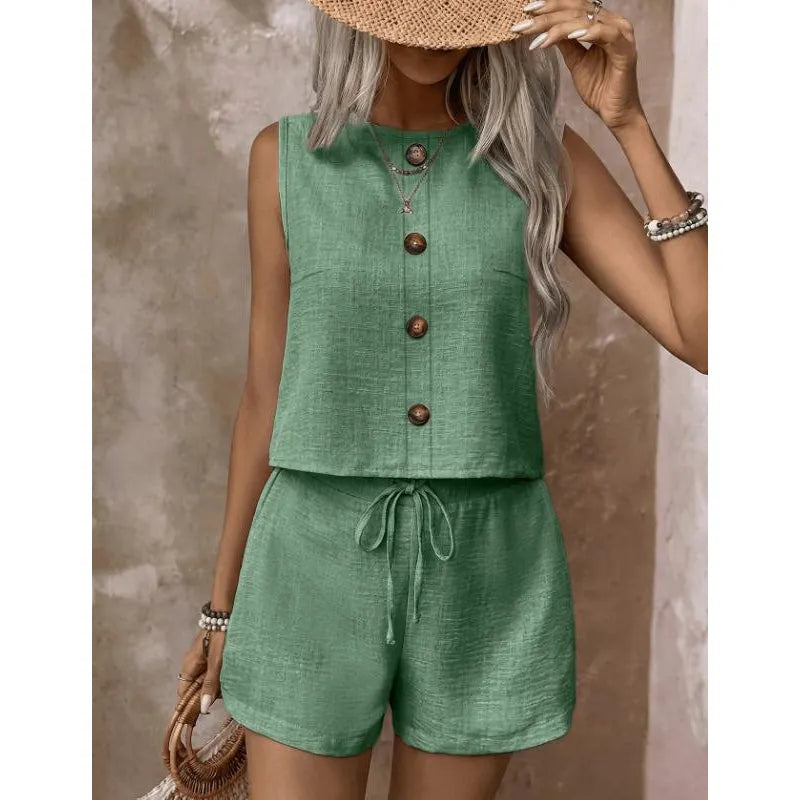 Ensemble femme estival avec top sans manches à boutons et short ajustable