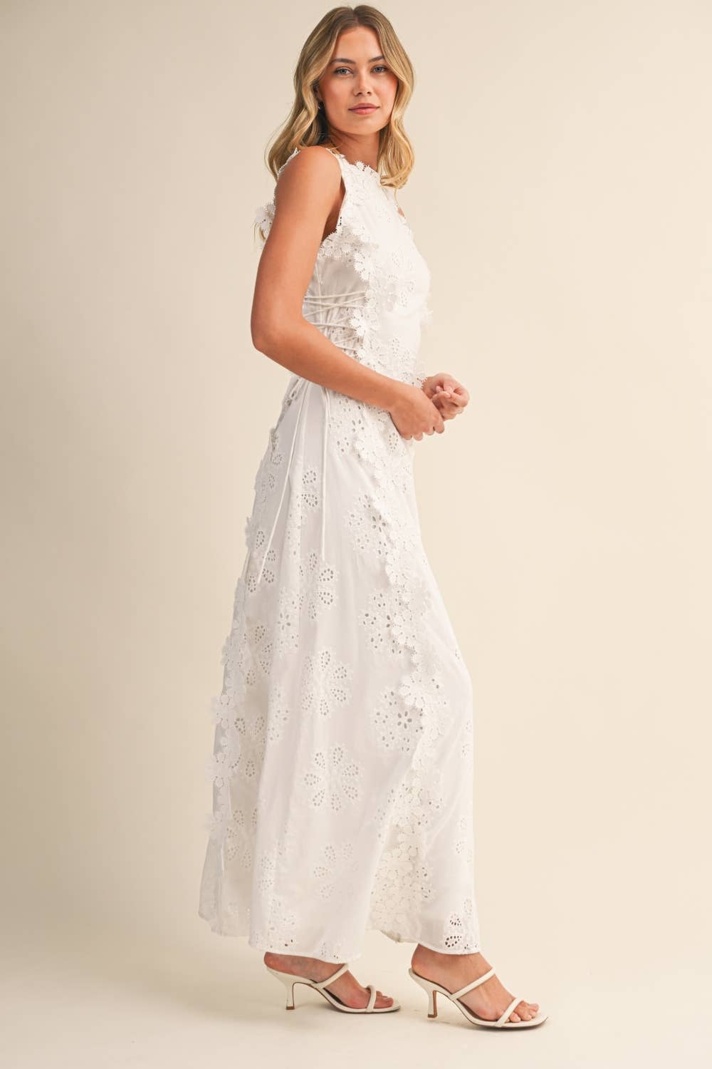 Robe maxi femme brodée à fleurs avec dentelle élégante et coupe fluide