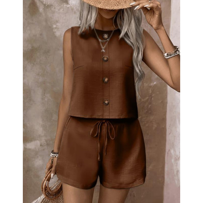 Ensemble femme estival avec top sans manches à boutons et short ajustable