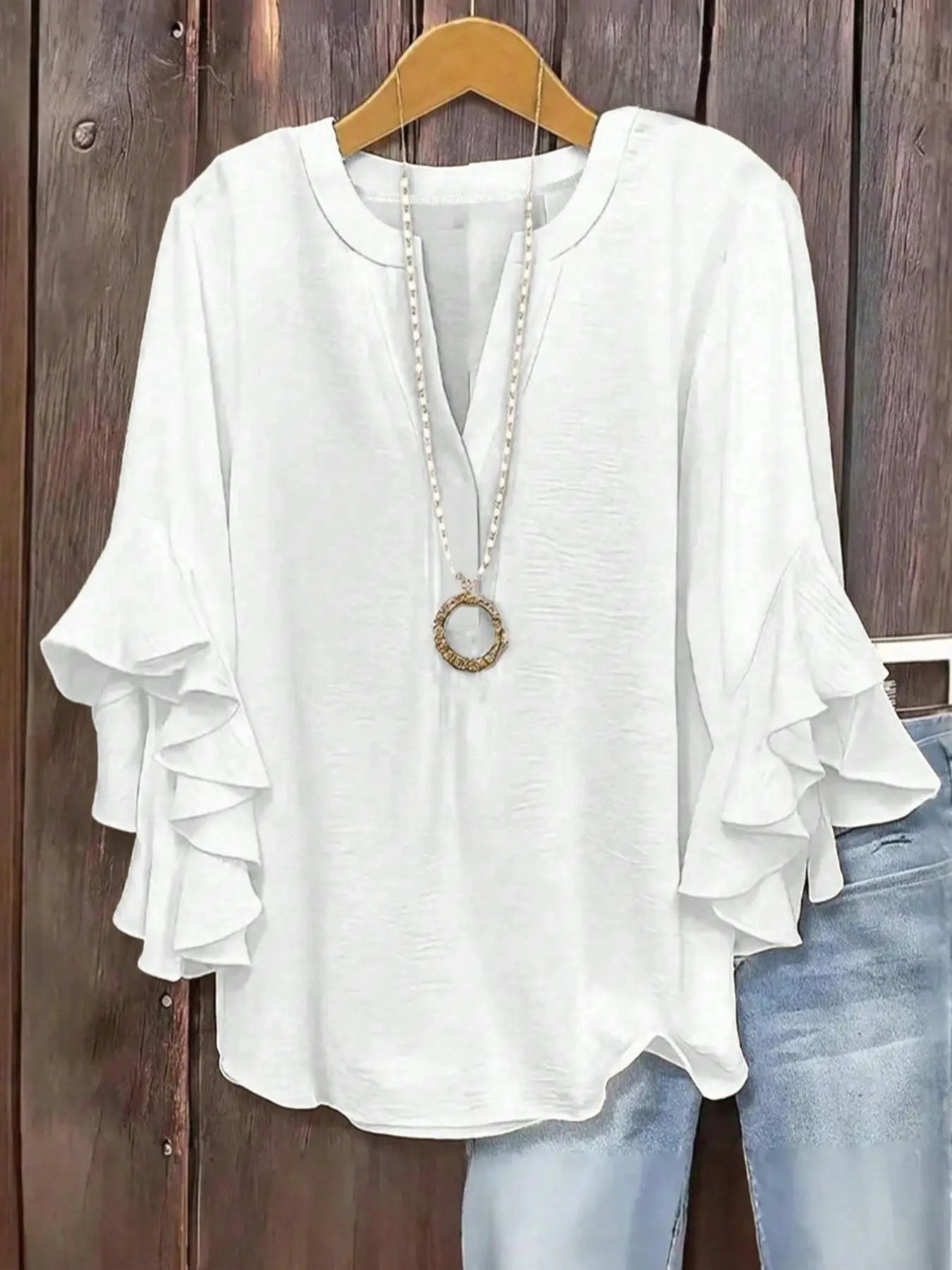 Blouse femme à manches volantées et col V élégant