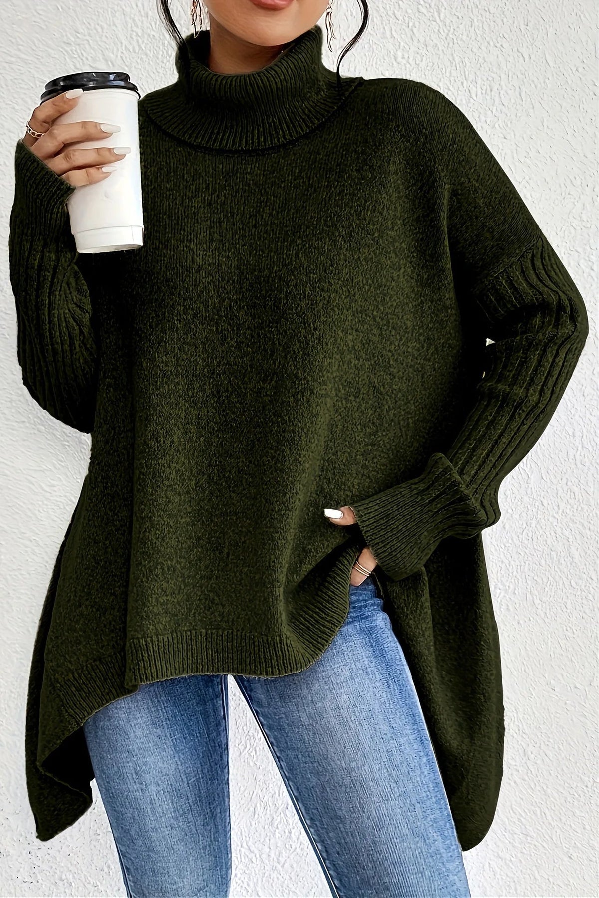 Pull femme oversize à col roulé et ourlet asymétrique