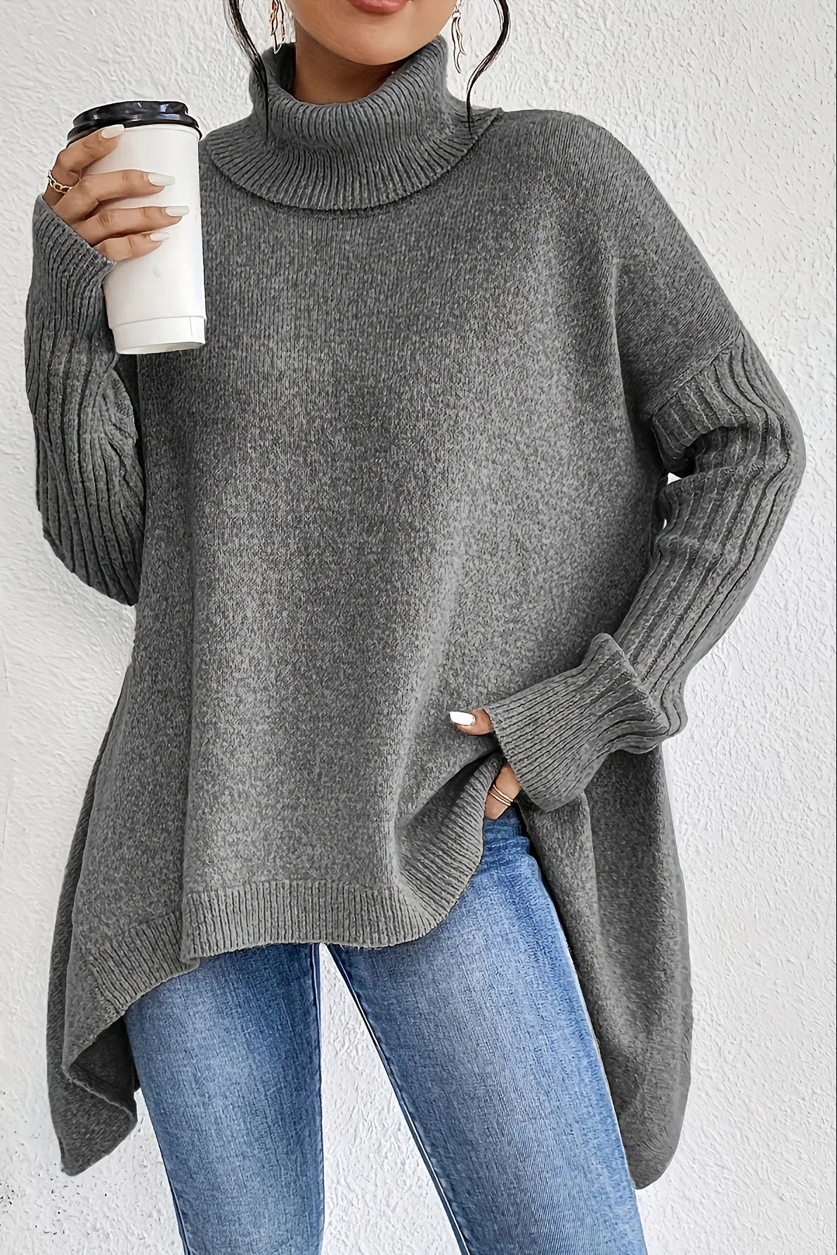 Pull femme oversize à col roulé et ourlet asymétrique