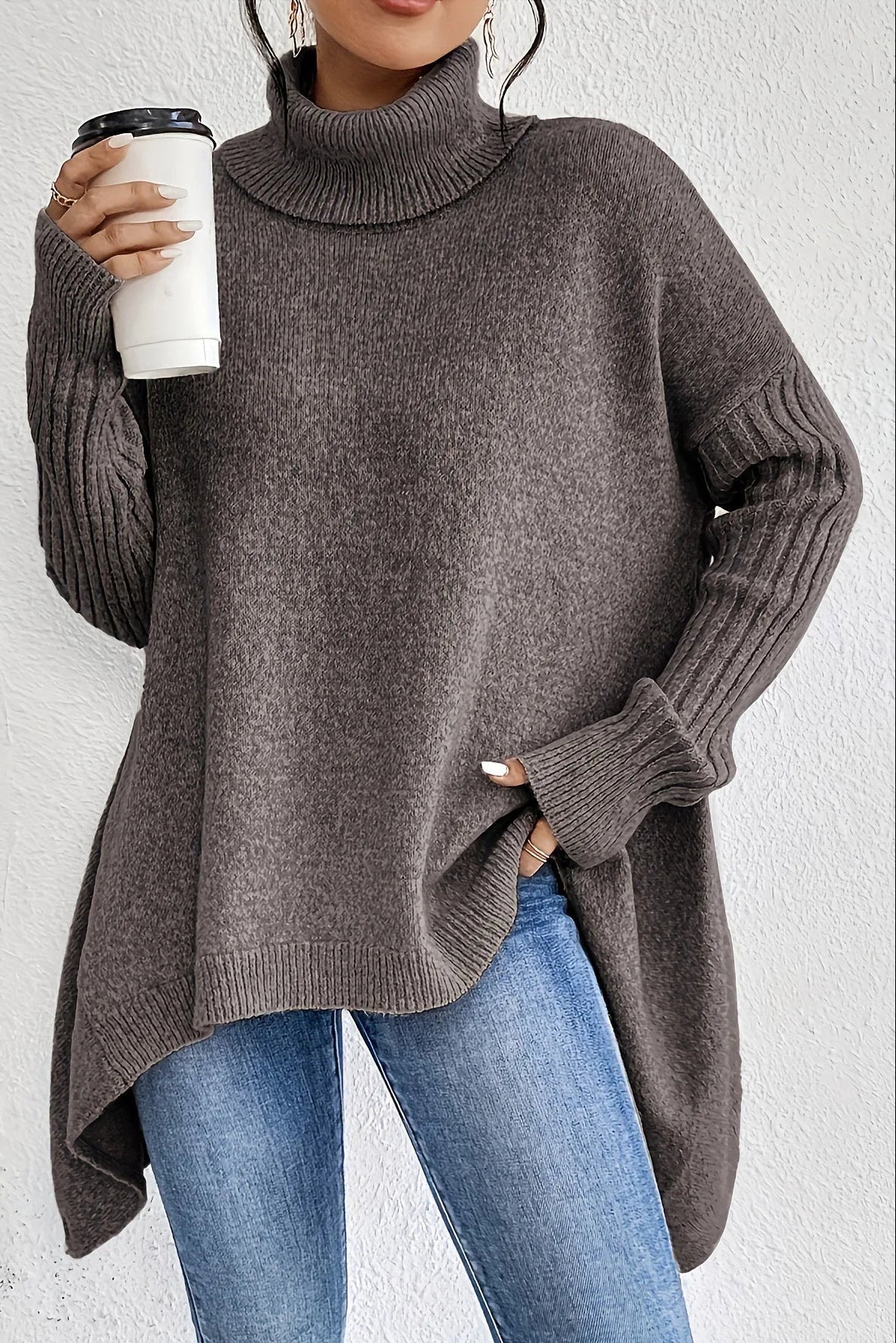 Pull femme oversize à col roulé et ourlet asymétrique