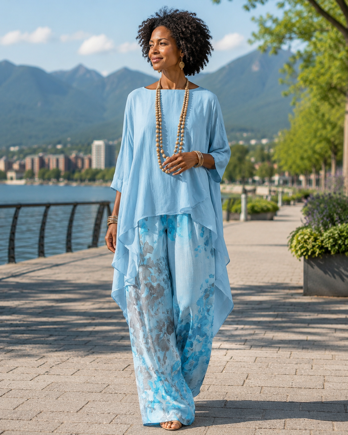 Ensemble femme fluide bohème avec haut asymétrique et pantalon floral