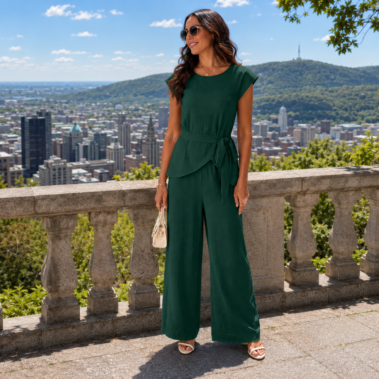 Ensemble femme chic avec haut ceinturé et pantalon large