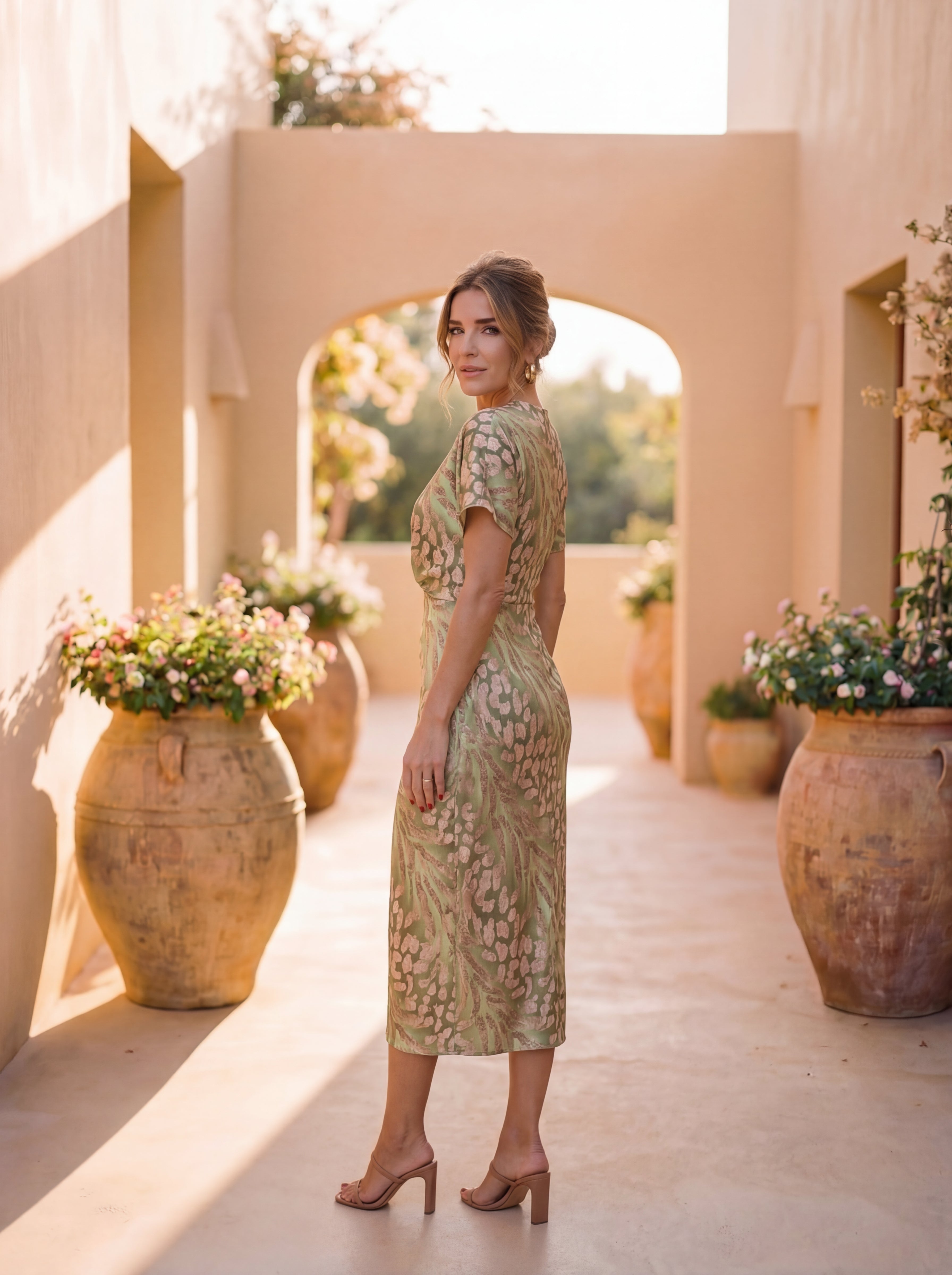 Robe Femme Midi Élégante Coupe Cintrée Détail Noué Fluide
