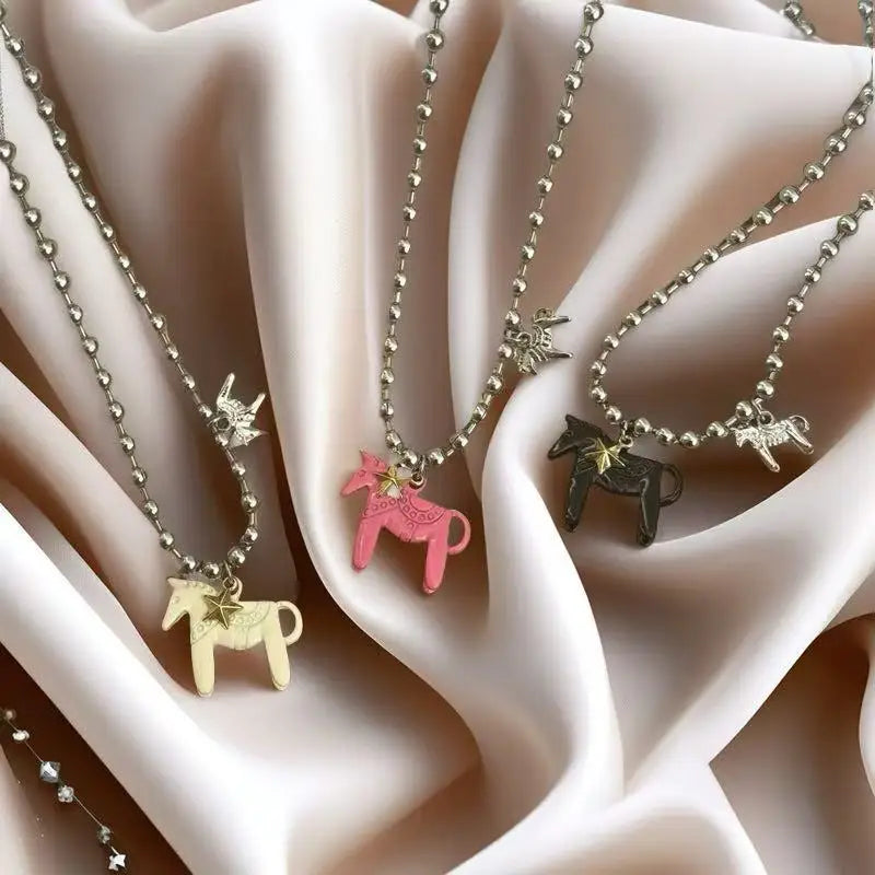 Collier femme à perles argentées avec pendentif cheval – le cadeau parfait pour les passionnées de chevaux