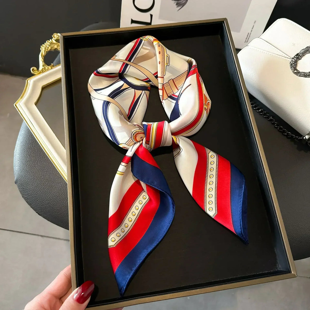 Foulard carré femme en satin imprimé pour cheveux et sac