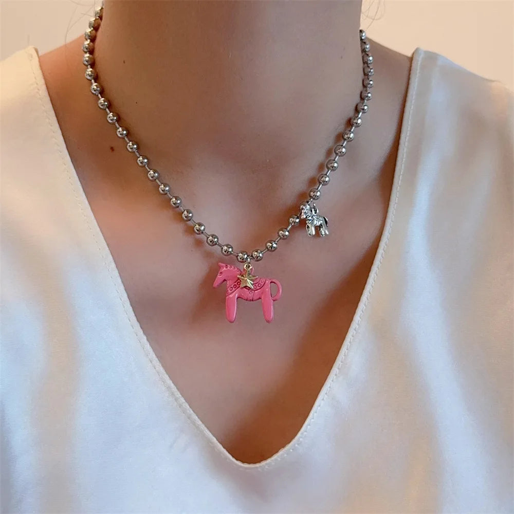 Collier femme à perles argentées avec pendentif cheval – le cadeau parfait pour les passionnées de chevaux