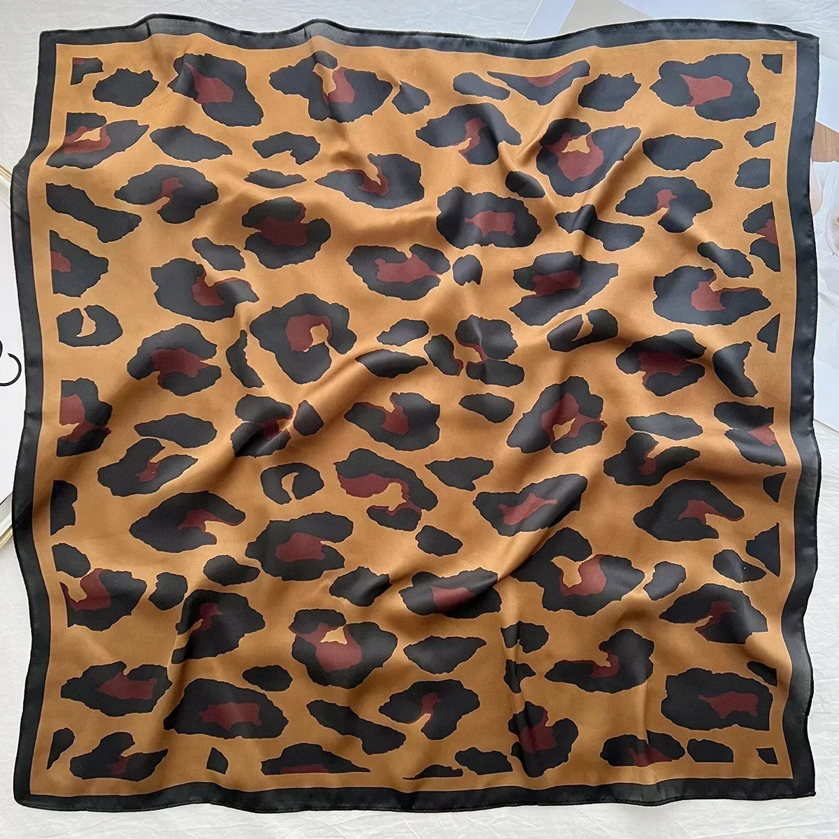 Foulard carré femme en satin imprimé pour cheveux et sac