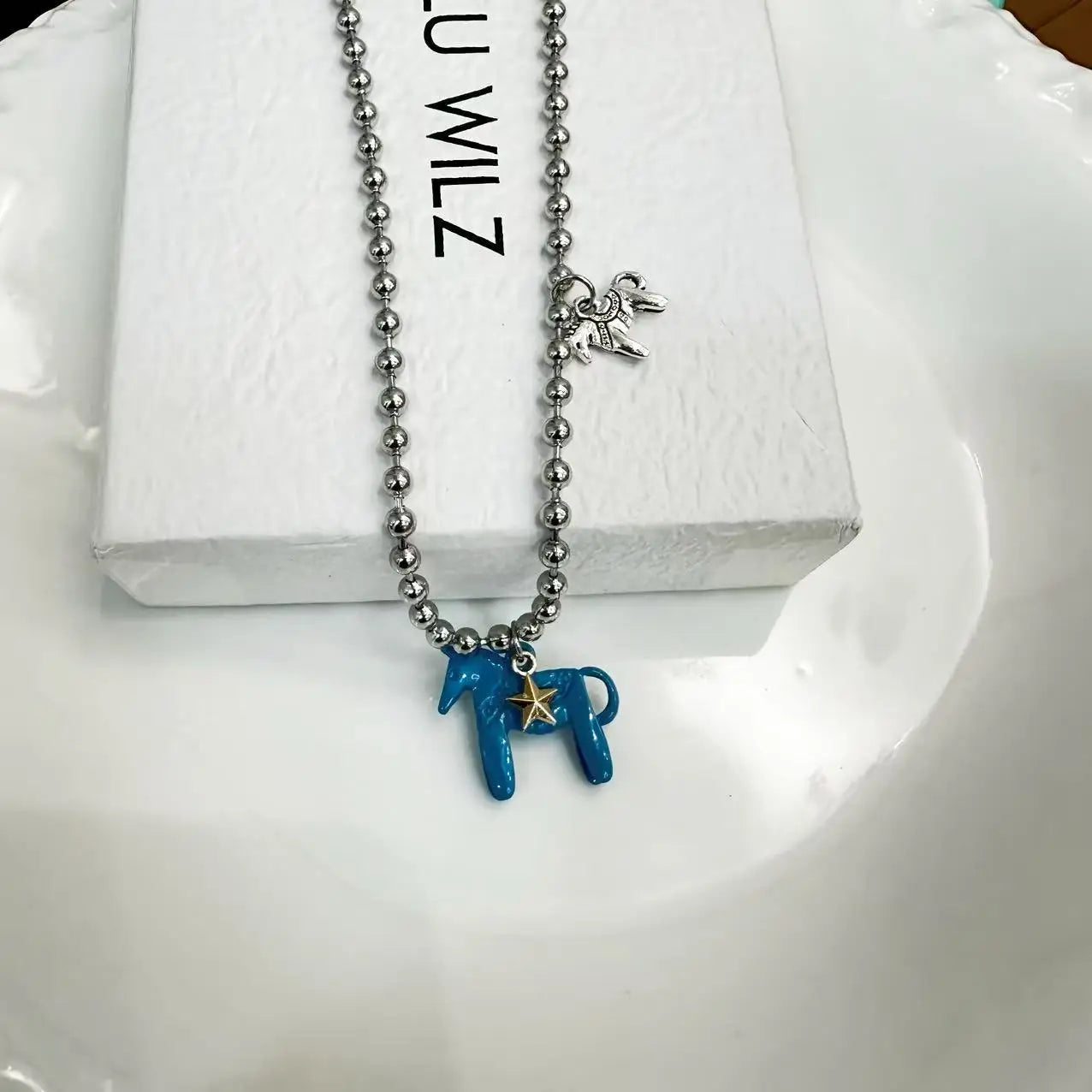 Collier femme à perles argentées avec pendentif cheval – le cadeau parfait pour les passionnées de chevaux
