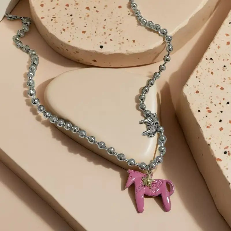 Collier femme à perles argentées avec pendentif cheval – le cadeau parfait pour les passionnées de chevaux