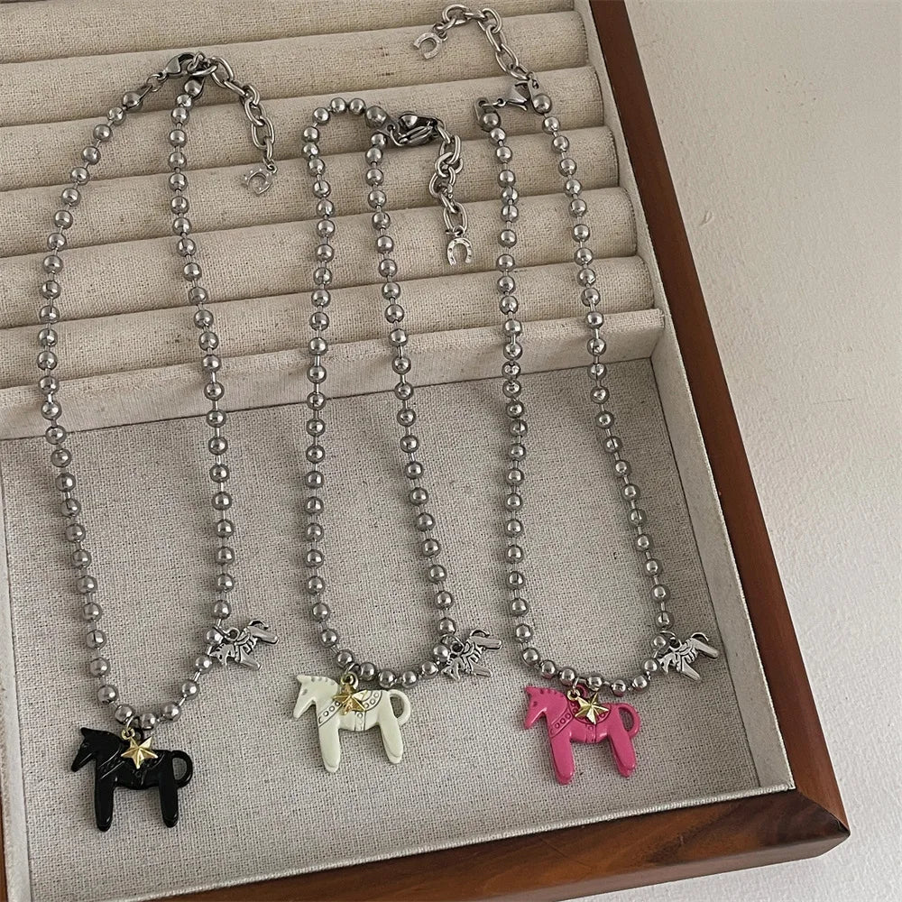 Collier femme à perles argentées avec pendentif cheval – le cadeau parfait pour les passionnées de chevaux