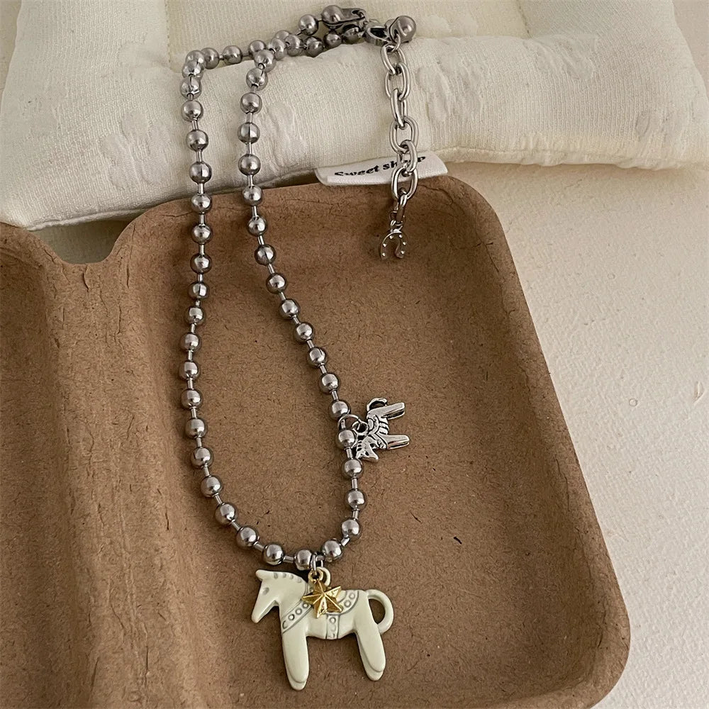 Collier femme à perles argentées avec pendentif cheval – le cadeau parfait pour les passionnées de chevaux