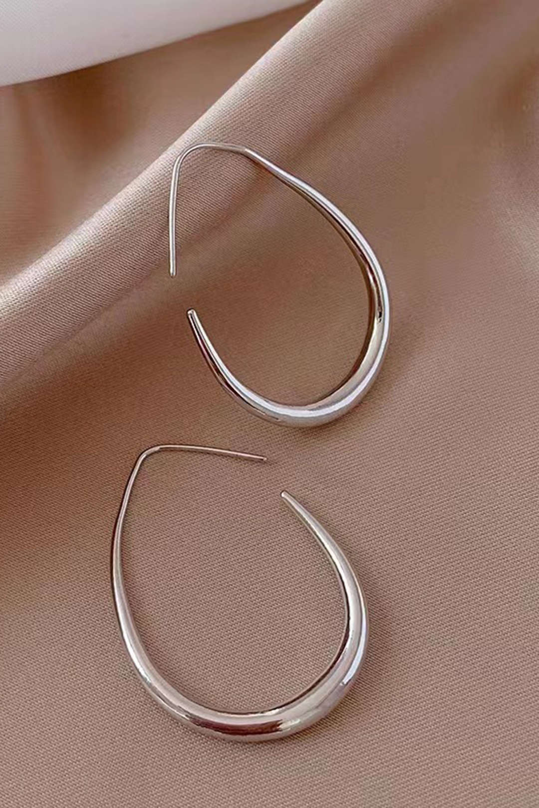 Boucles d’Oreilles Ovales au Design Élégant et Intemporel