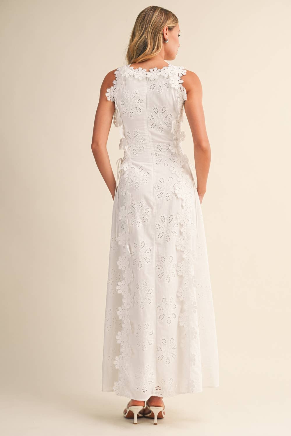 Robe maxi femme brodée à fleurs avec dentelle élégante et coupe fluide