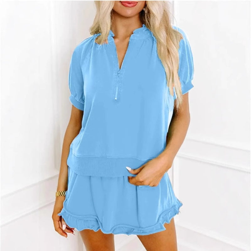 Ensemble femme deux pièces avec haut zippé et short à volants