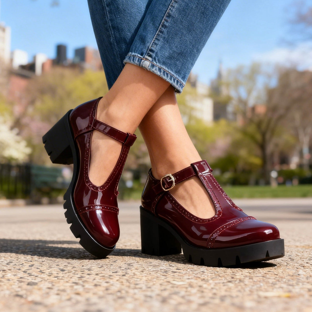 Chaussures brogue femme vernies à bride en T et talon bloc