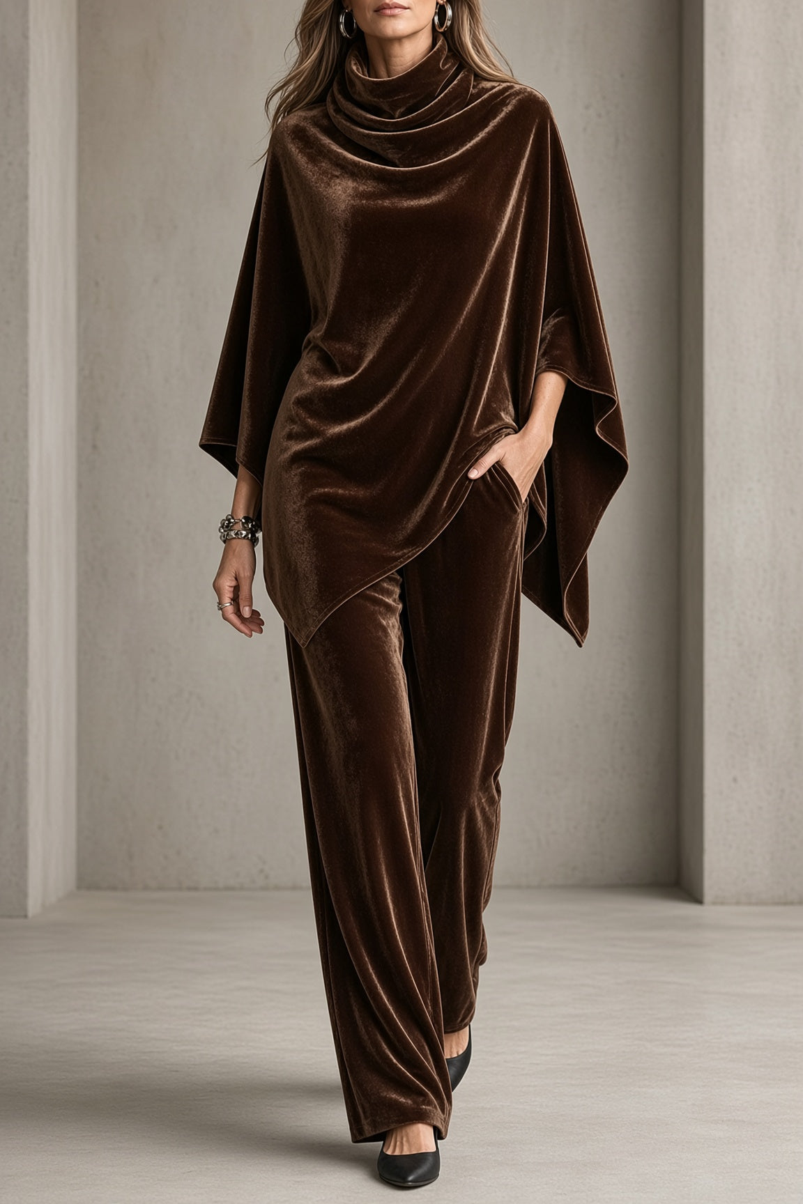 Ensemble femme en velours avec poncho drapé