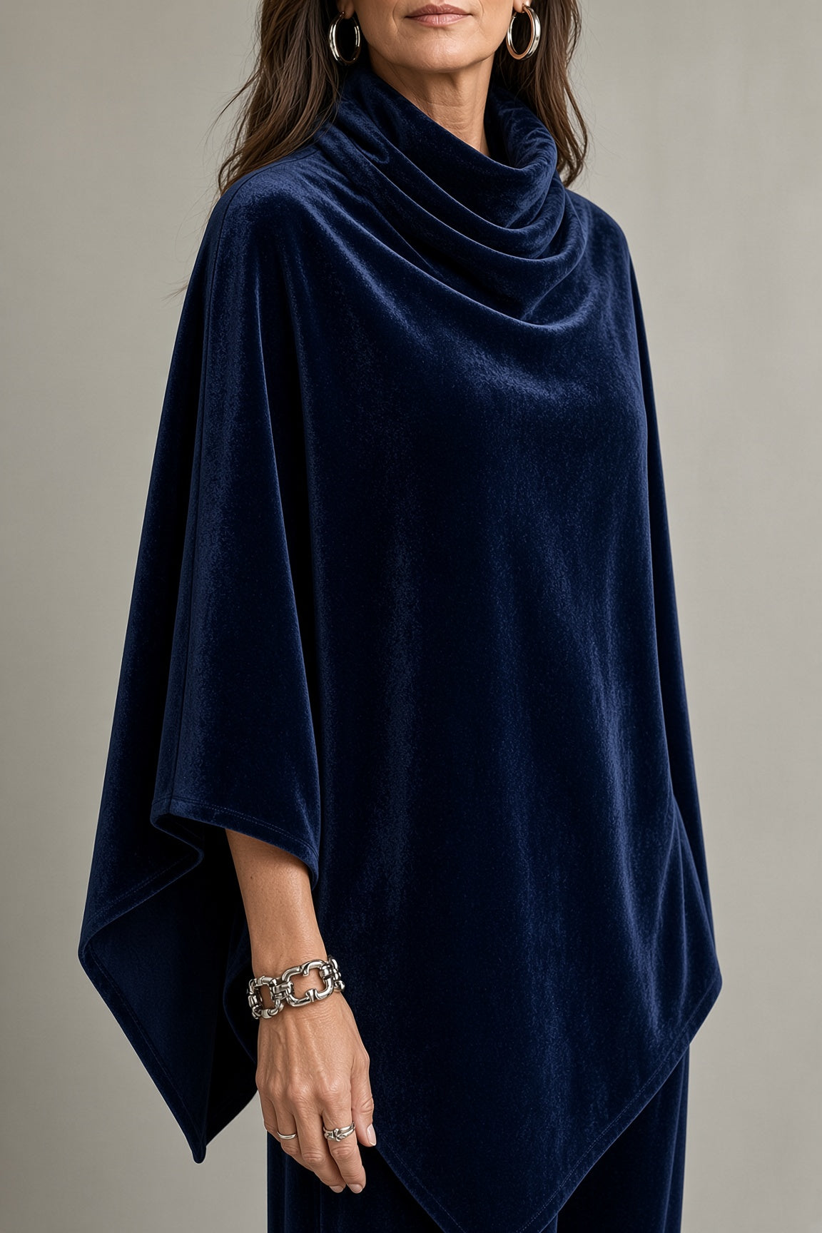Ensemble femme en velours avec poncho drapé