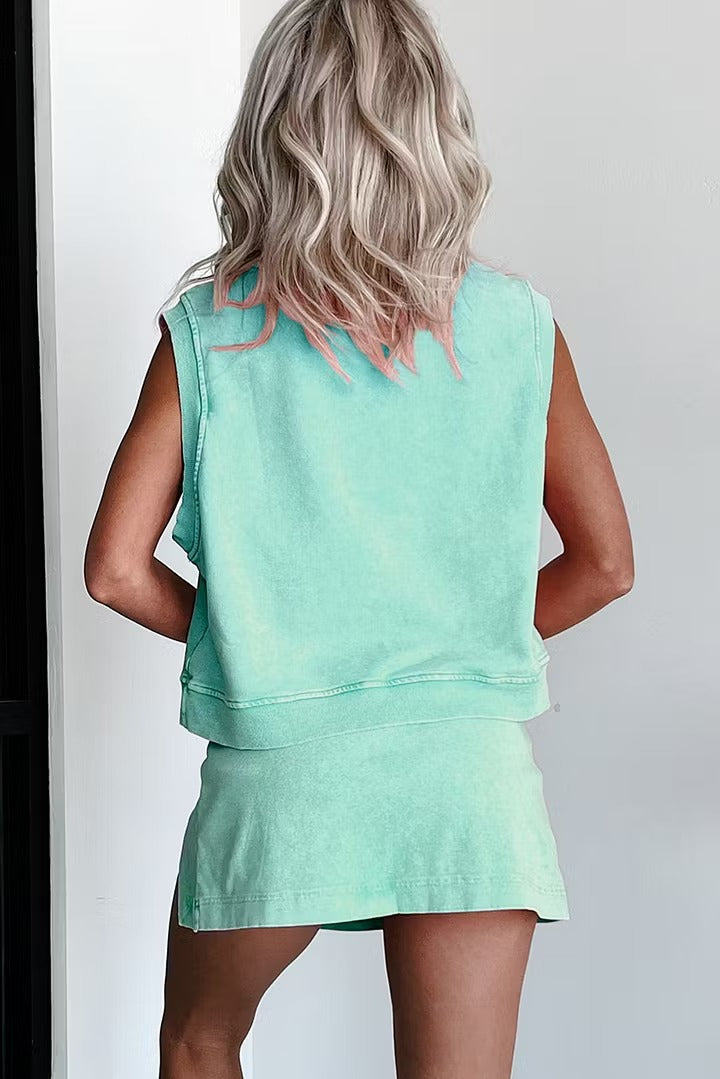 Ensemble femme décontracté avec haut sans manches et jupe-short