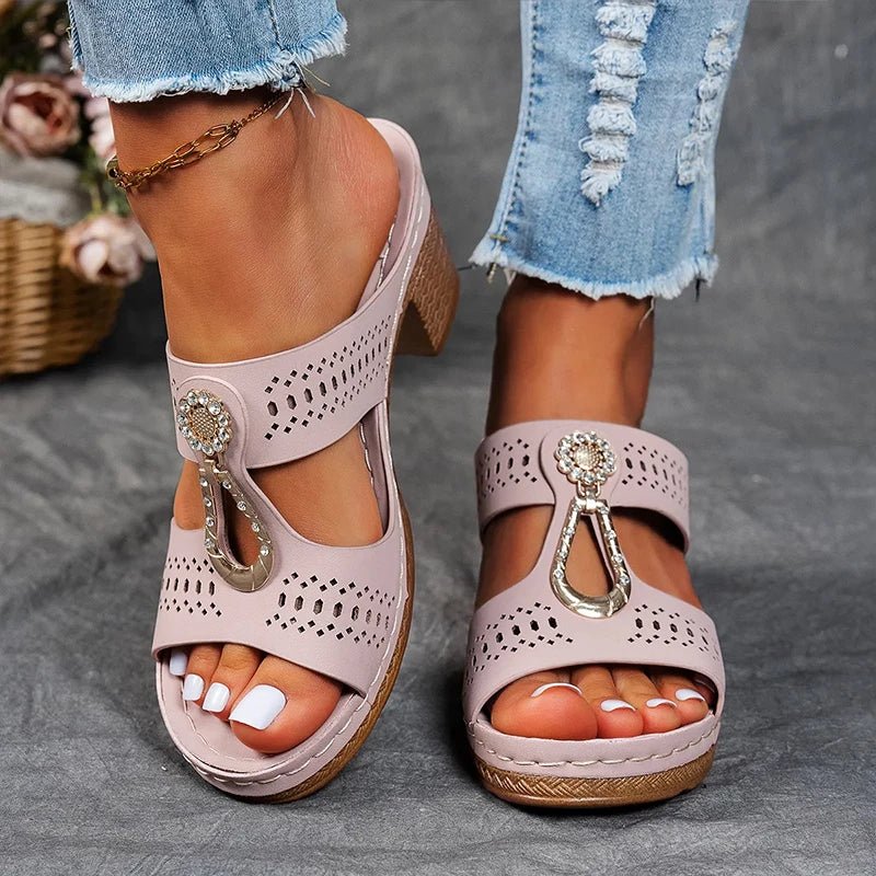 Sandales orthopédiques femme à talon confortable et détails ajourés