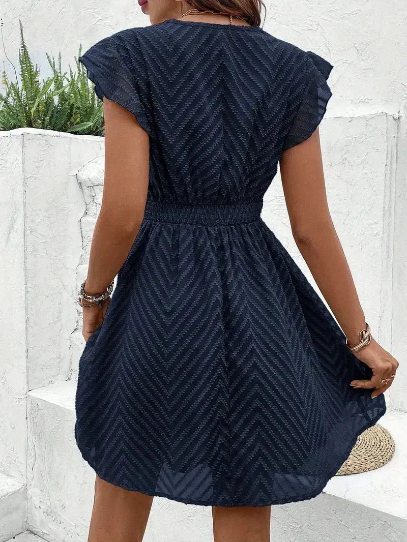 Robe courte femme brodée à col V et taille cintrée