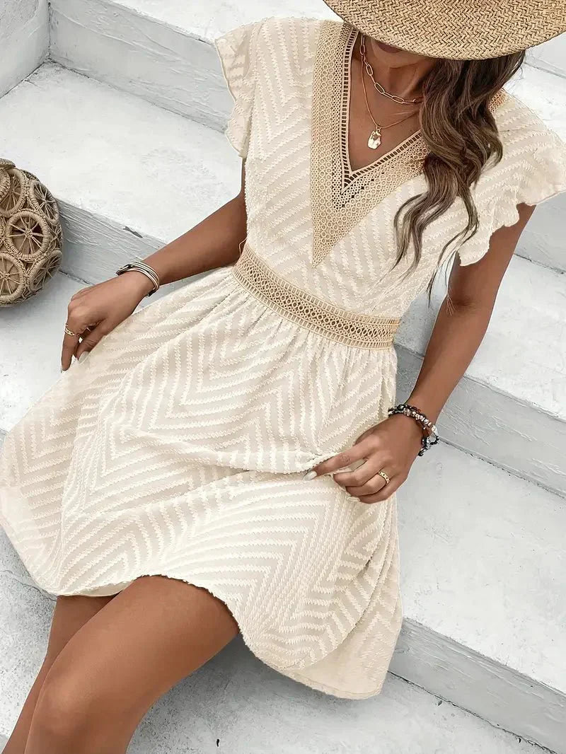 Robe courte femme brodée à col V et taille cintrée