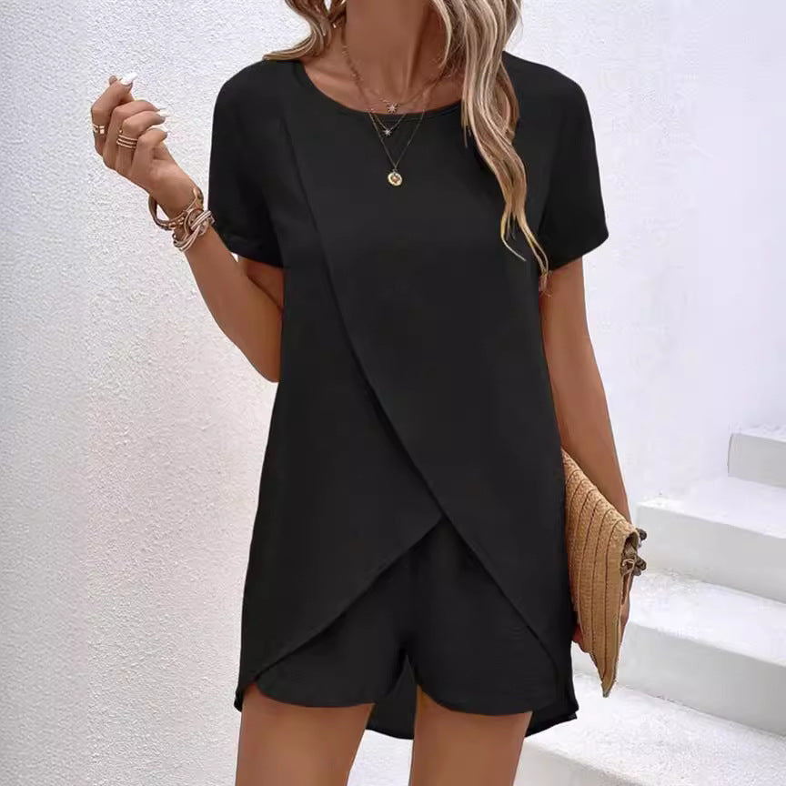 Ensemble femme avec top asymétrique et short assorti