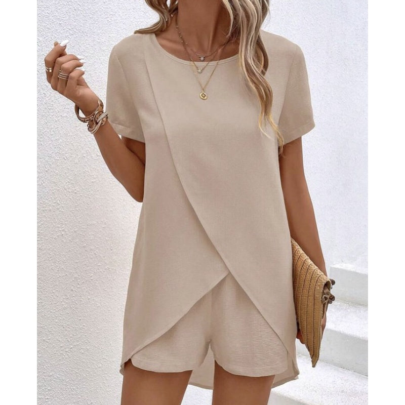 Ensemble femme avec top asymétrique et short assorti