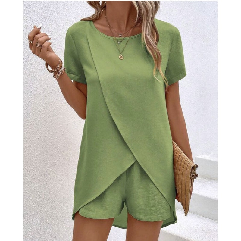Ensemble femme avec top asymétrique et short assorti