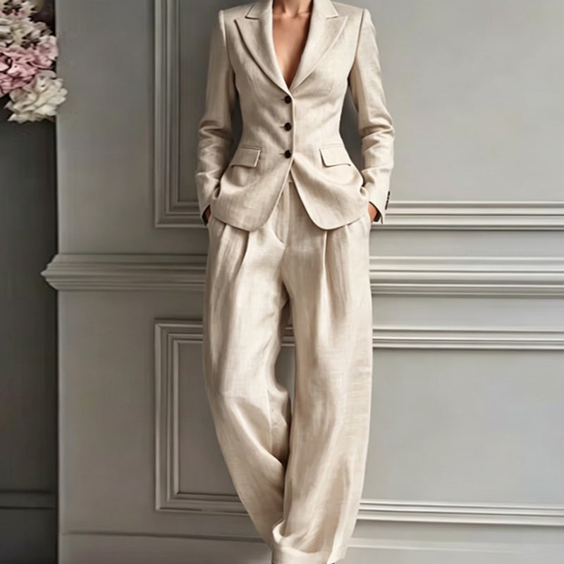 Ensemble tailleur femme avec blazer cintré et pantalon large