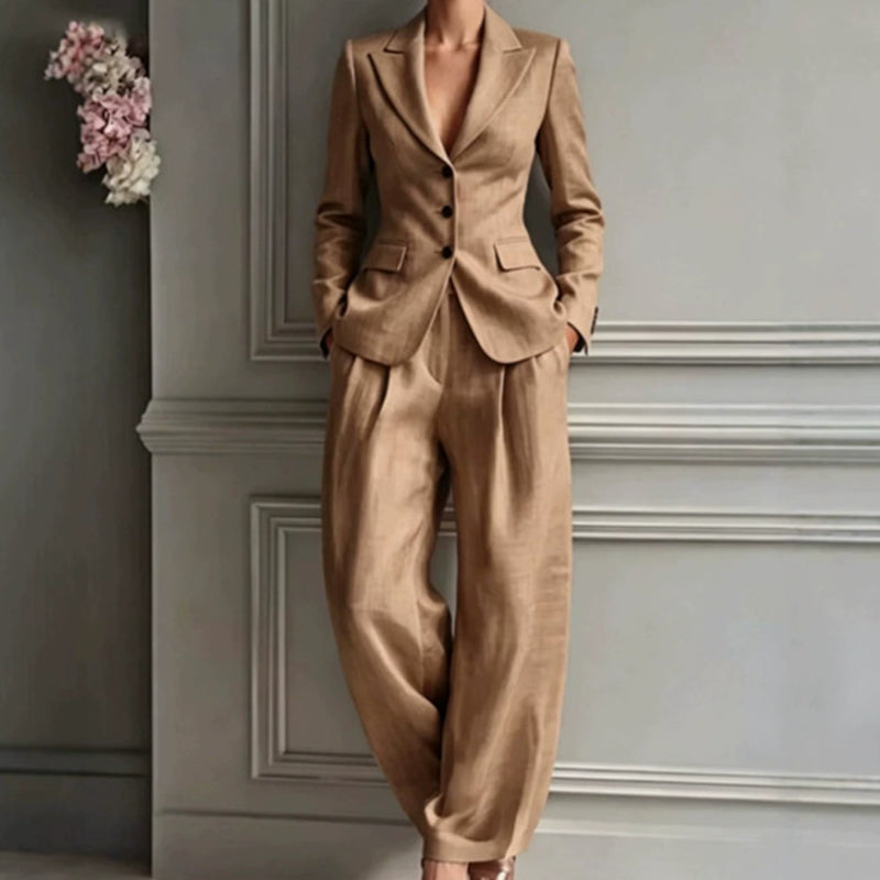 Ensemble tailleur femme avec blazer cintré et pantalon large