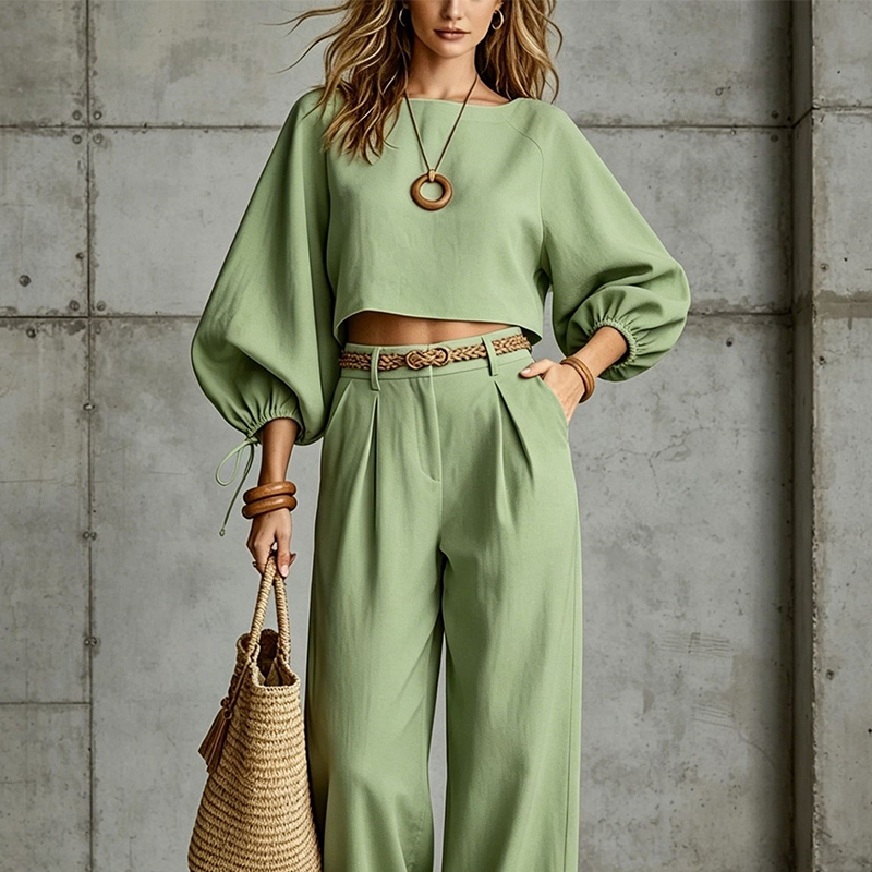 Ensemble femme deux pièces avec haut court et pantalon large