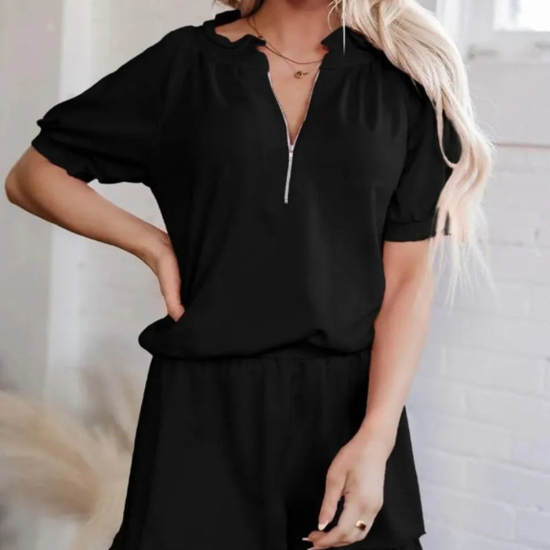 Ensemble femme deux pièces avec haut zippé et short à volants