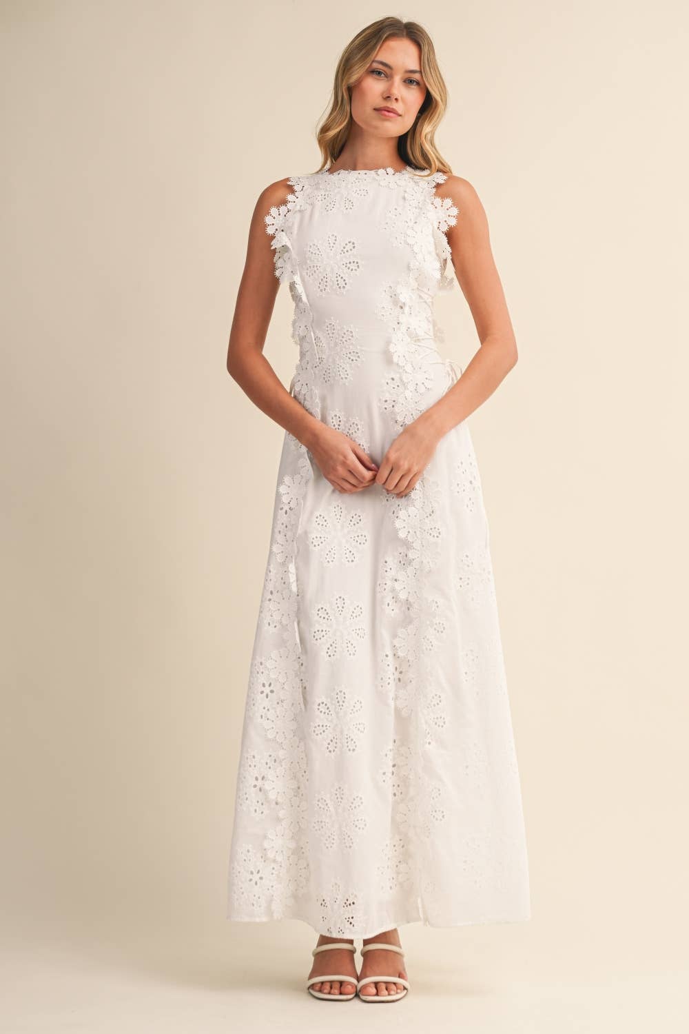 Robe maxi femme brodée à fleurs avec dentelle élégante et coupe fluide