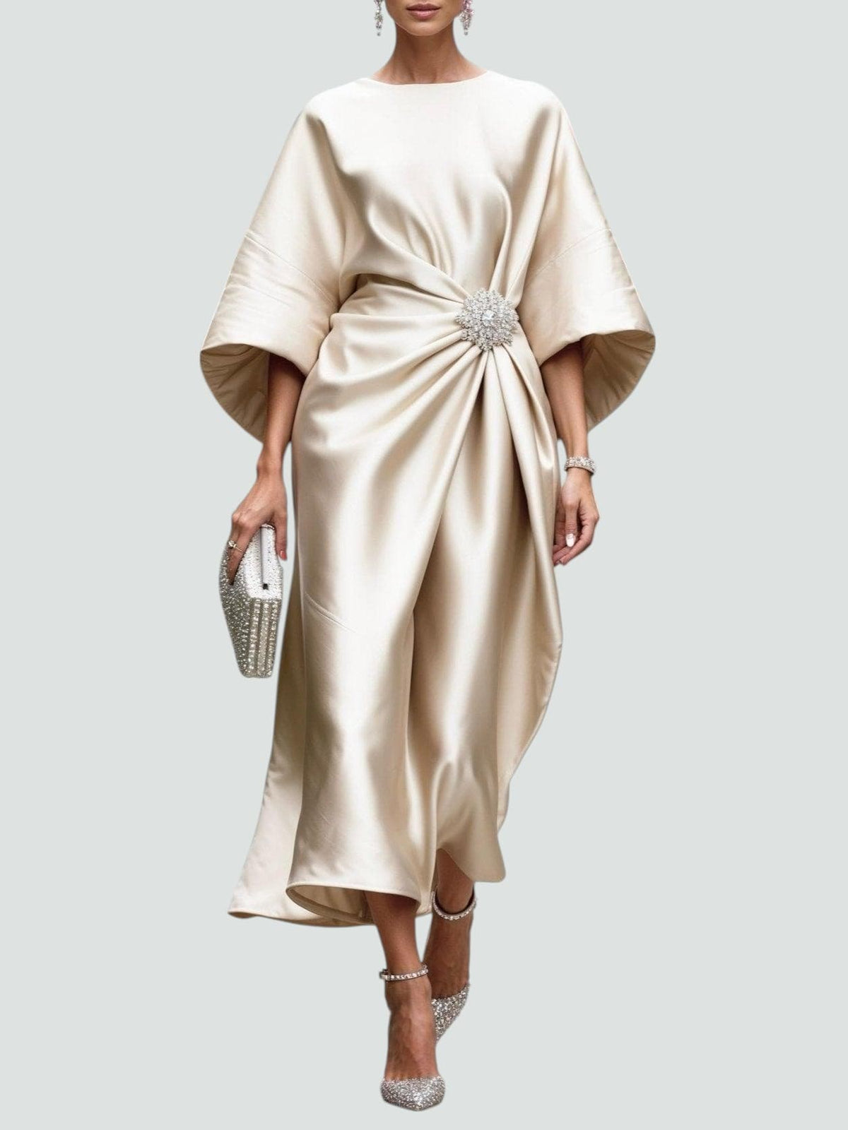 Robe longue satinée femme à manches cape et drapé élégant