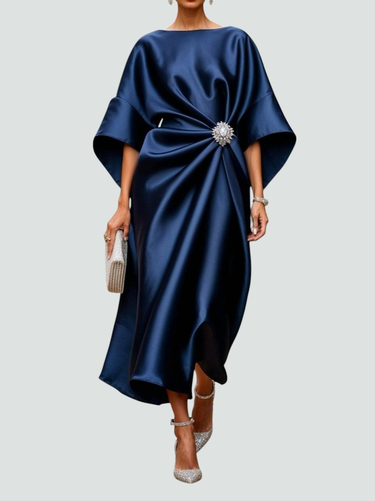 Robe longue satinée femme à manches cape et drapé élégant
