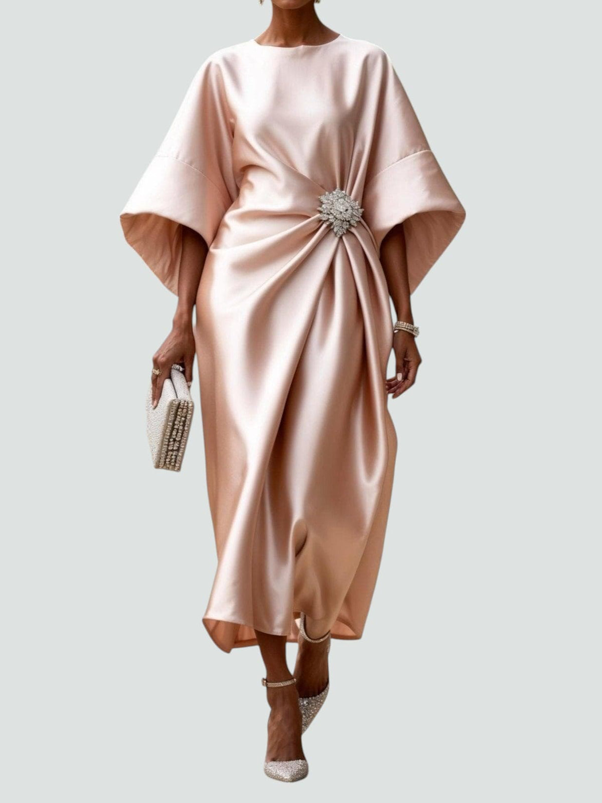 Robe longue satinée femme à manches cape et drapé élégant