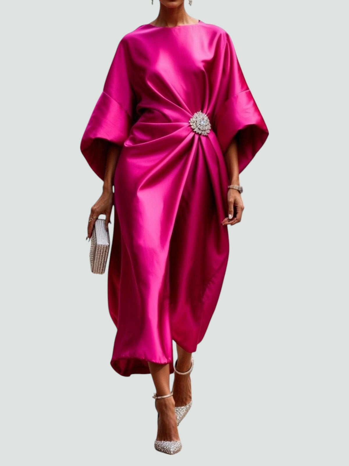Robe longue satinée femme à manches cape et drapé élégant