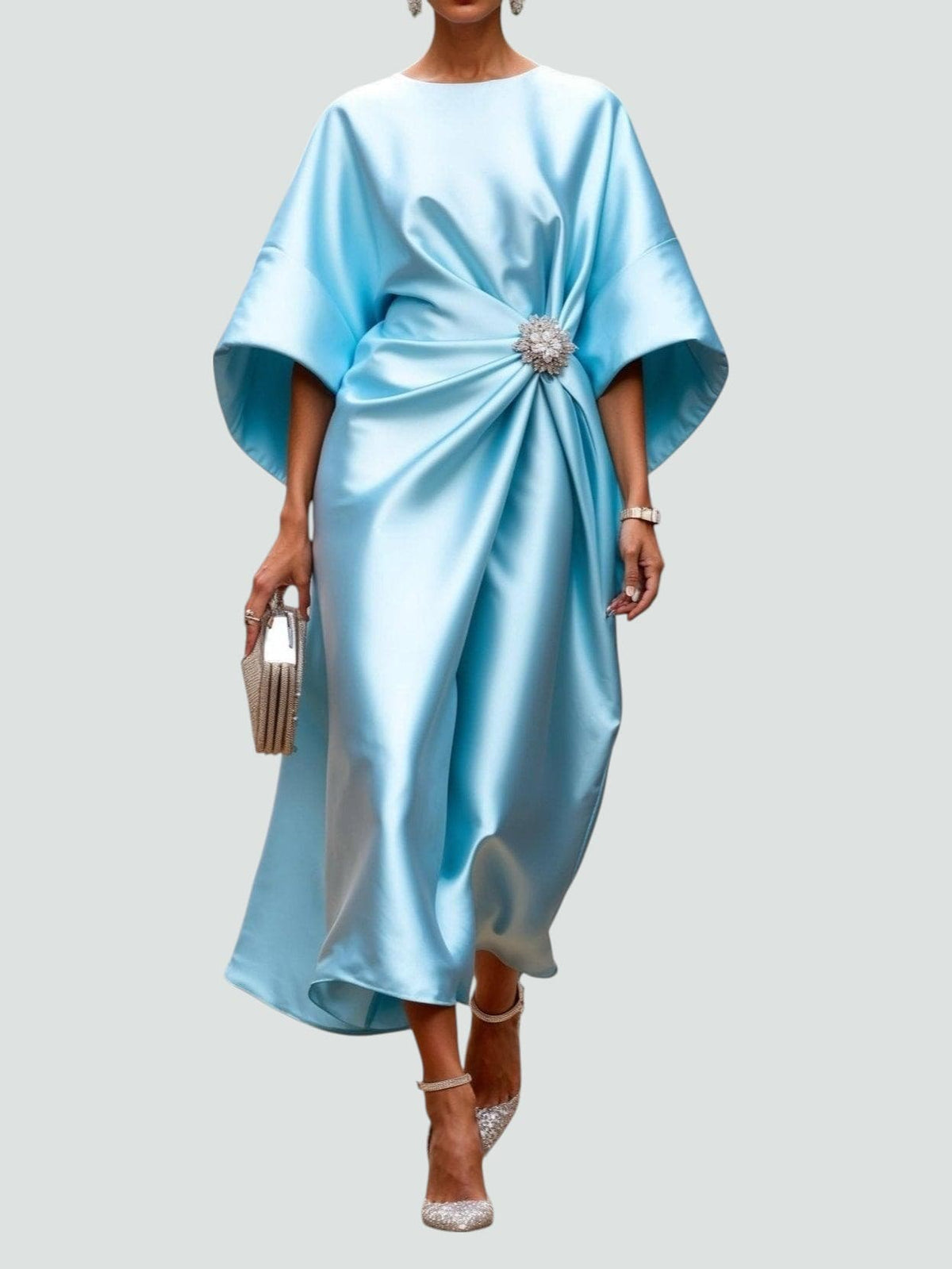 Robe longue satinée femme à manches cape et drapé élégant