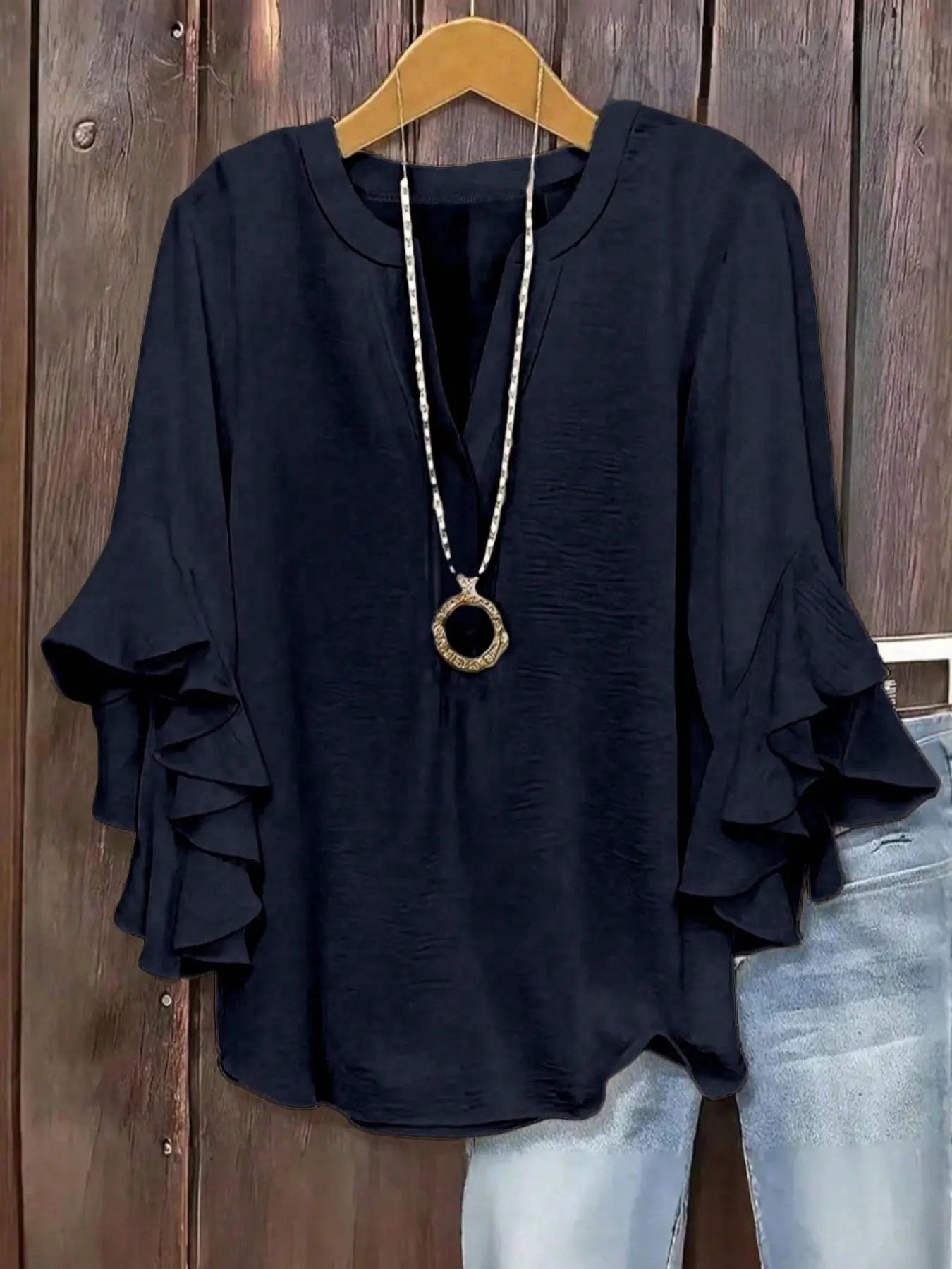 Blouse femme à manches volantées et col V élégant
